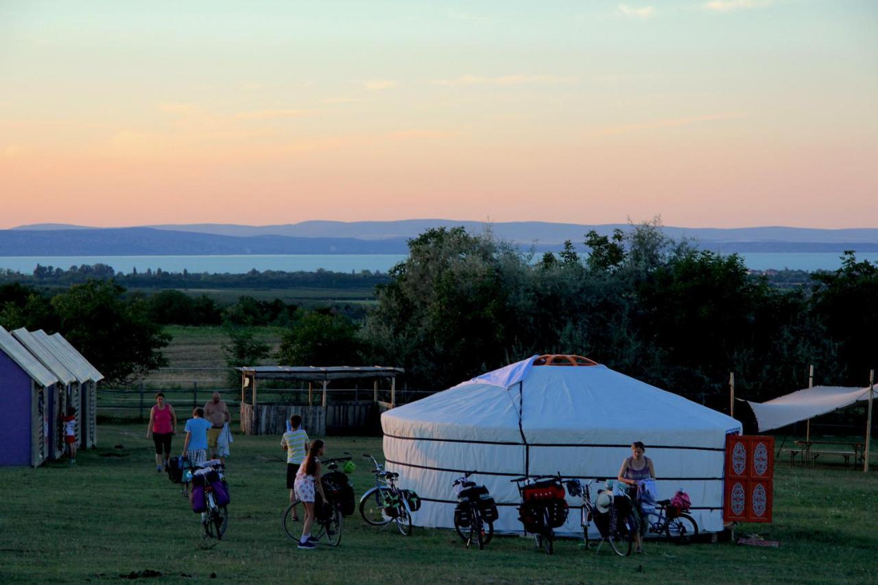 Dharma Horse Shelter Bungalows & Farmping Siófok Eksteriør bilde