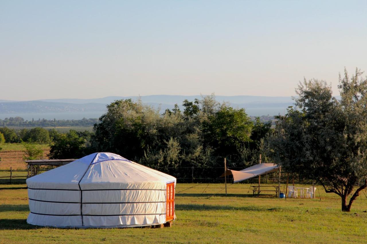 Dharma Horse Shelter Bungalows & Farmping Siófok Eksteriør bilde