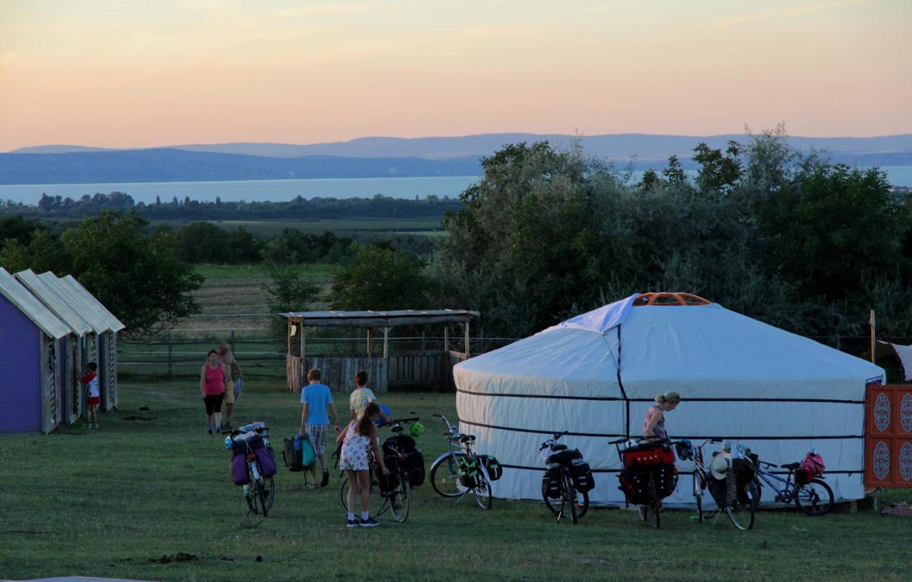 Dharma Horse Shelter Bungalows & Farmping Siófok Eksteriør bilde